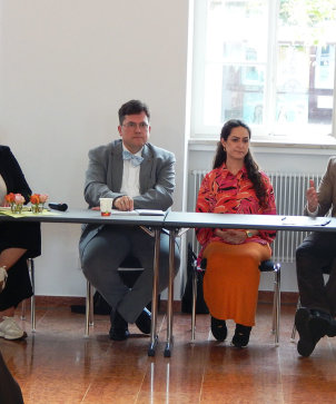 Der „Runde Tisch der Religionen“ hatte zum Austausch ins Neustädter Rathaus auf dem Hanauer Marktplatz eingeladen, dazu gehörte auch eine Podiumsdiskussion mit (v. l.) Emel Aygün, Dr. Ralf Grünke, Donja Banai, Macid Bozkurt.